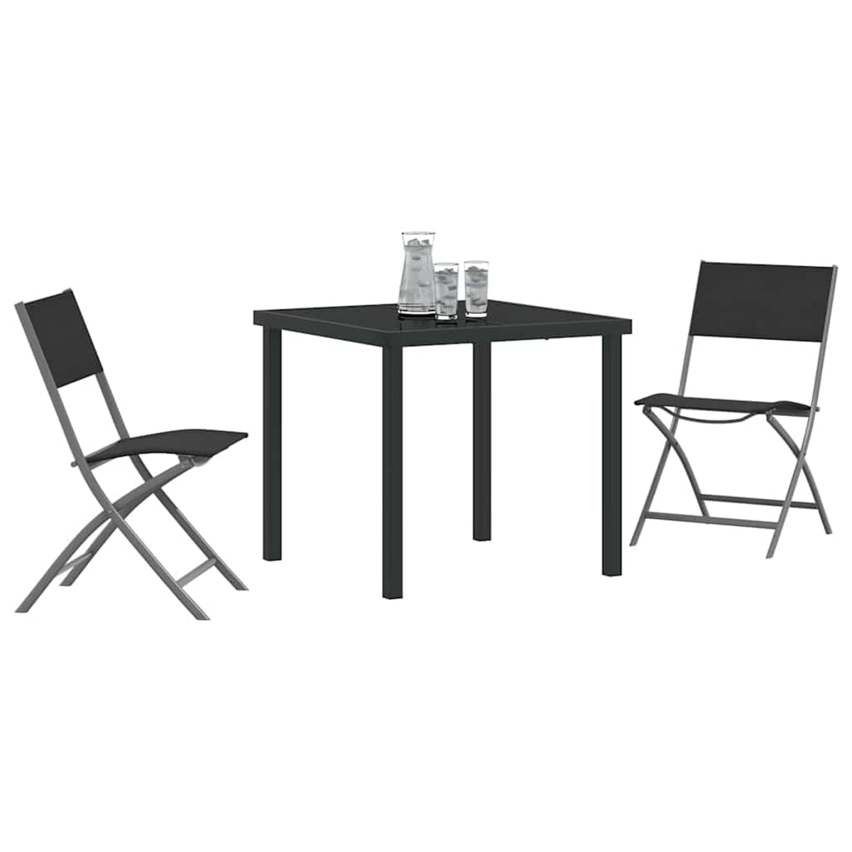 Ein quadratischer schwarzer Tisch mit zwei Stühlen und einem Glaskrug mit zwei Gläsern. Die Stühle und der Tisch sind metallgerahmt.