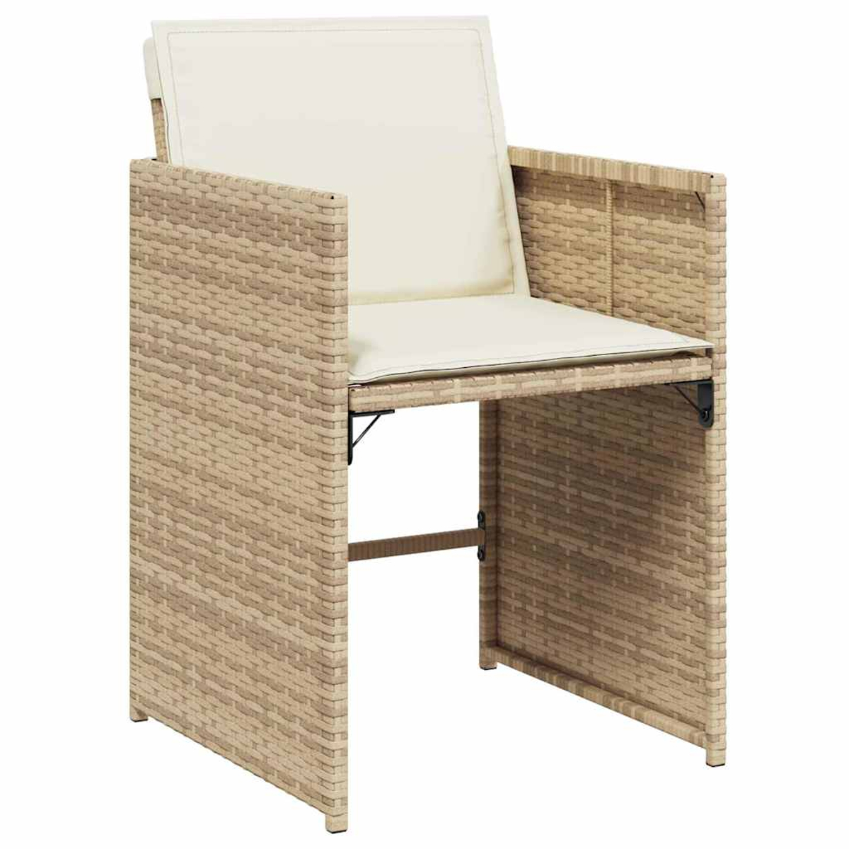 Ein Korbstuhl mit cremefarbenen Kissen. Er hat eine quadratische Rückenlehne und Armlehnen. Der Stuhl ist beige.