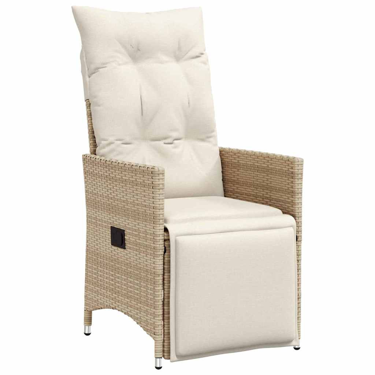 Ein Korbsessel mit cremefarbenem Kissen und Kopfkissen. Der Stuhl ist beige mit einem schwarzen Quadrat an der Seite.