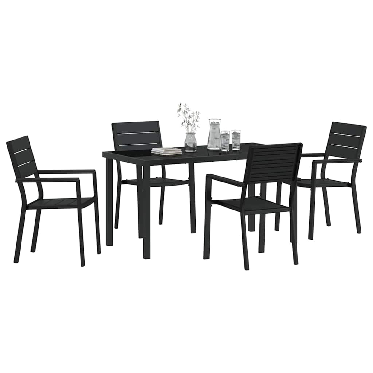 Ein schwarzes Ess-Set für den Außenbereich mit Tisch und vier Stühlen. Eine Vase mit Blumen, Wassergläser und ein Krug stehen auf dem Tisch.