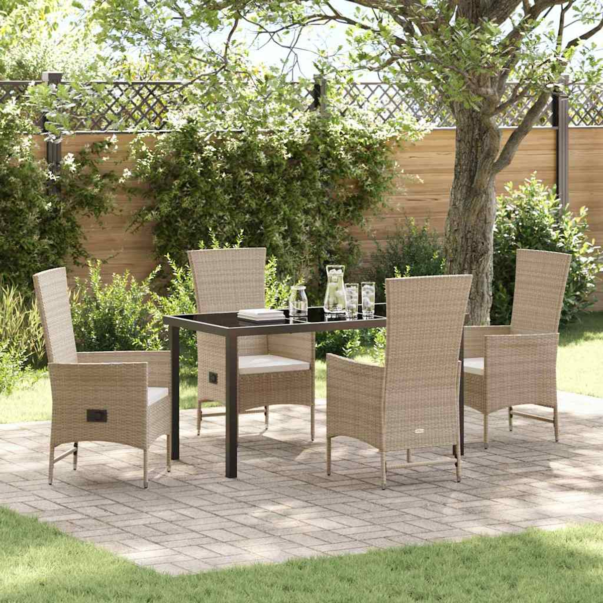 Ein Terrassenset mit dunklem Tisch und vier beigefarbenen Korbstühlen. Gläser und ein Krug stehen auf dem Tisch. Ein Baum und ein Zaun sind im Hintergrund.