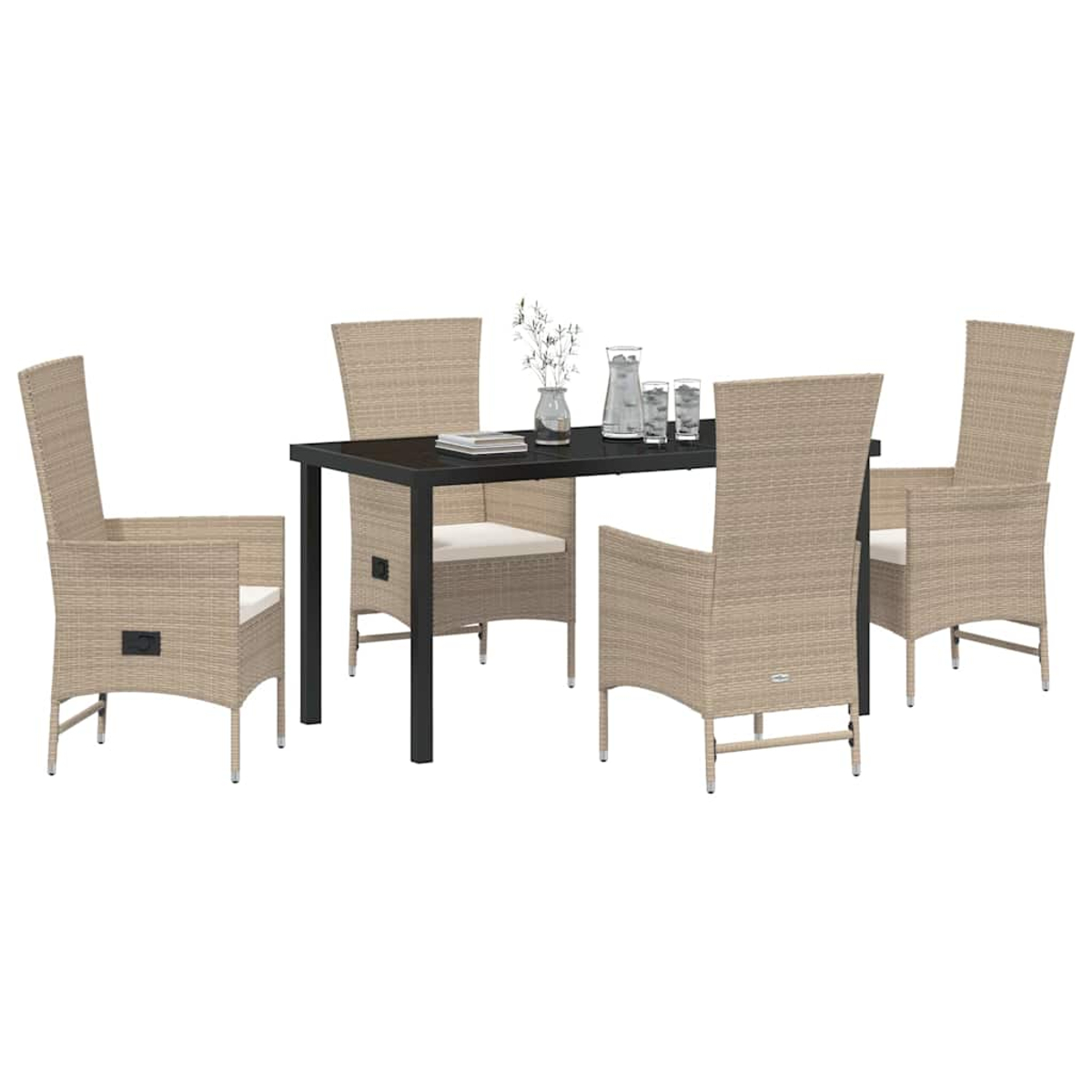 Essgruppe mit schwarzem Tisch und vier beigefarbenen Korbstühlen. Eine Vase, Gläser und Bücher stehen auf dem Tisch. Weißer Hintergrund.