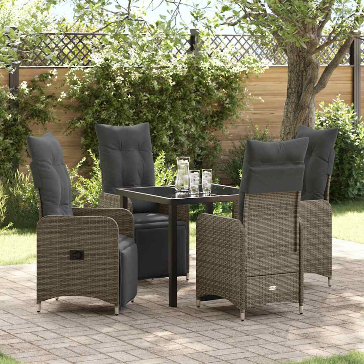 Garten-Terrassenset mit vier Stühlen um einen kleinen Tisch. Gläser und eine Kanne auf dem Tisch. Grünes Laub und ein Zaun im Hintergrund.