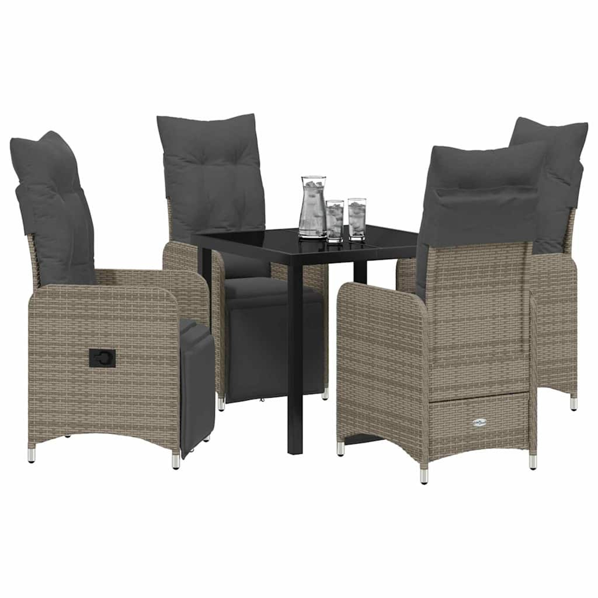 Vier Rattanstühle mit grauen Kissen umgeben einen schwarzen Tisch. Auf dem Tisch stehen eine Kanne und Gläser.