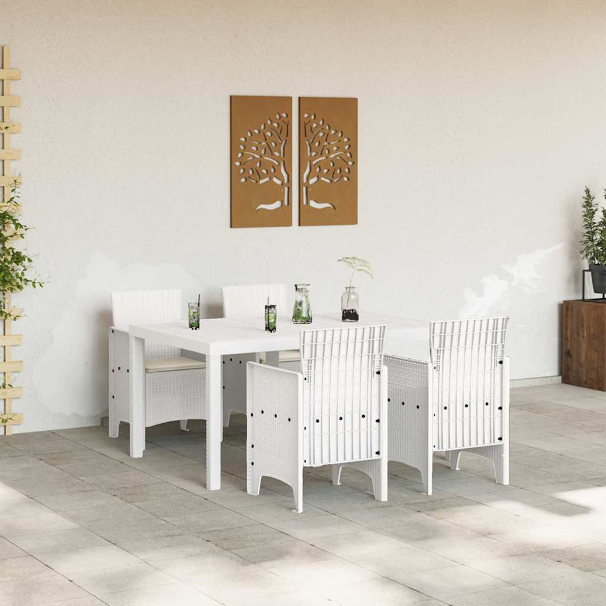 Weißes Ess-Set für den Außenbereich mit vier Stühlen, einem Tisch und dekorativer Wandkunst. Die Szene spielt auf einer Terrasse mit weißer Wand.