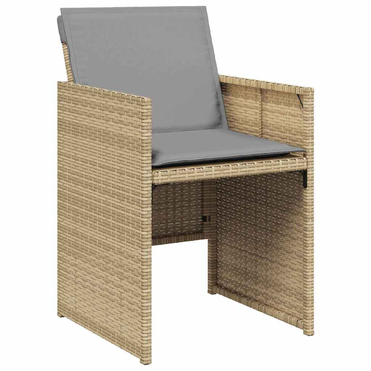 Una sedia in vimini beige con cuscini grigi. La sedia ha braccioli e schienale quadrato. È una singola sedia da esterno.