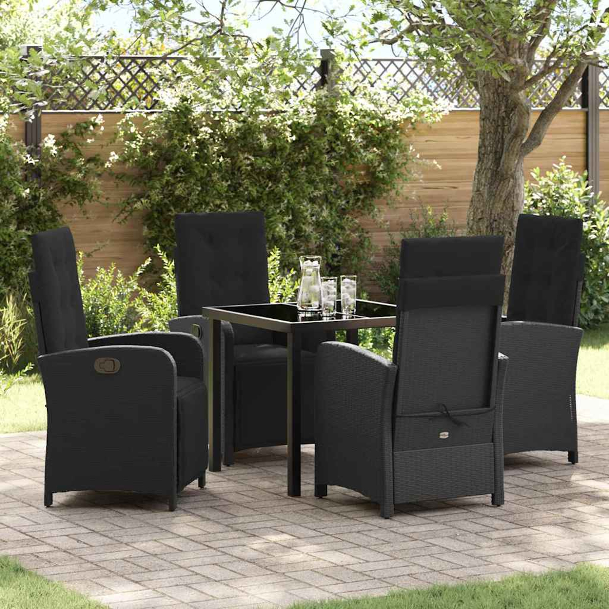 Ein Terrassenset mit schwarzen Stühlen um einen quadratischen Tisch mit Getränken. Grünes Laub und ein Zaun sind im Hintergrund.