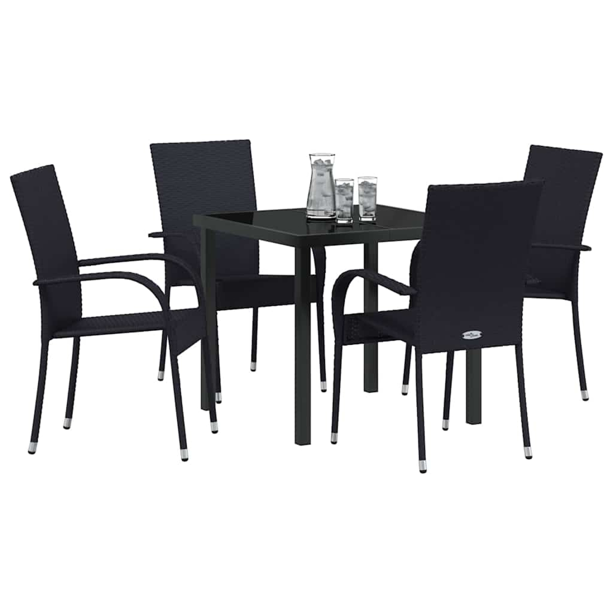 Ein schwarzes Ess-Set für den Außenbereich, bestehend aus einem quadratischen Tisch und vier Stühlen, mit einer Glaskaraffe und zwei Gläsern auf dem Tisch.