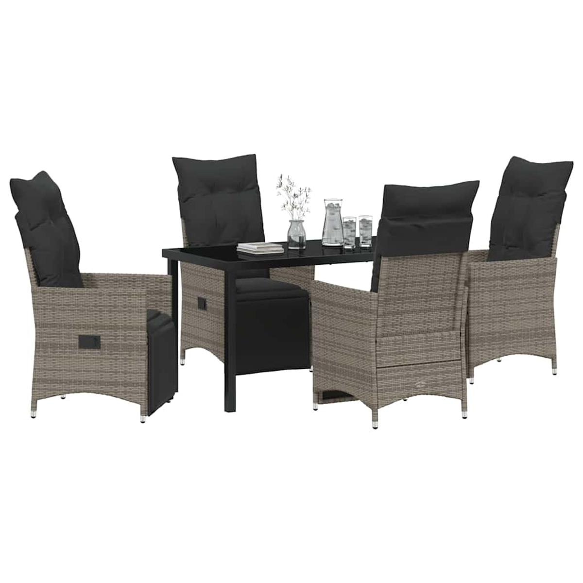 Essgarnitur für den Außenbereich mit schwarzem Tisch, vier Stühlen mit schwarzen Kissen und zwei Gläsern auf dem Tisch.