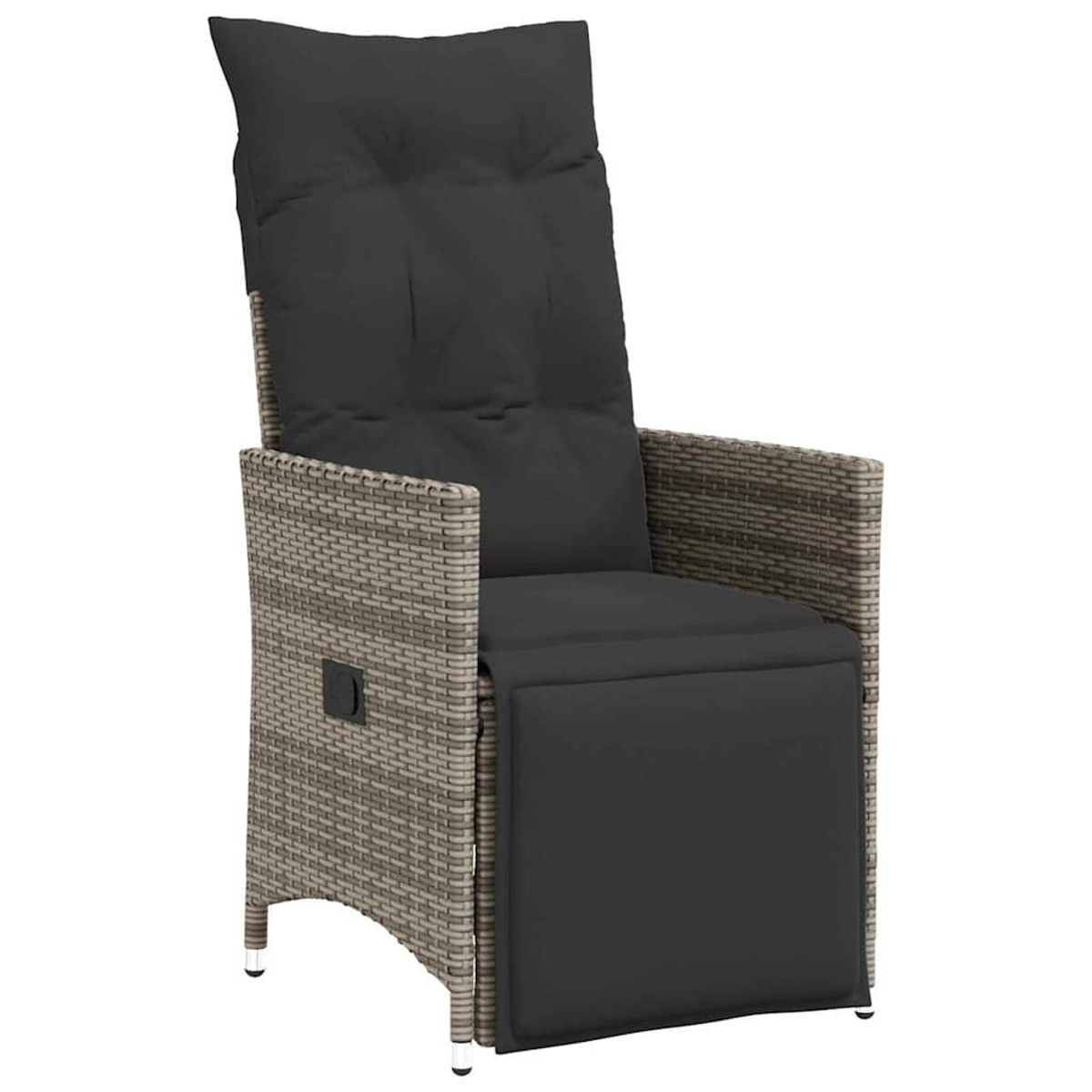 Ein Relaxsessel im Rattan-Stil mit hohem Rücken und dunkelgrauem Kissen. Der Stuhl hat Armlehnen und eine Fußstütze.