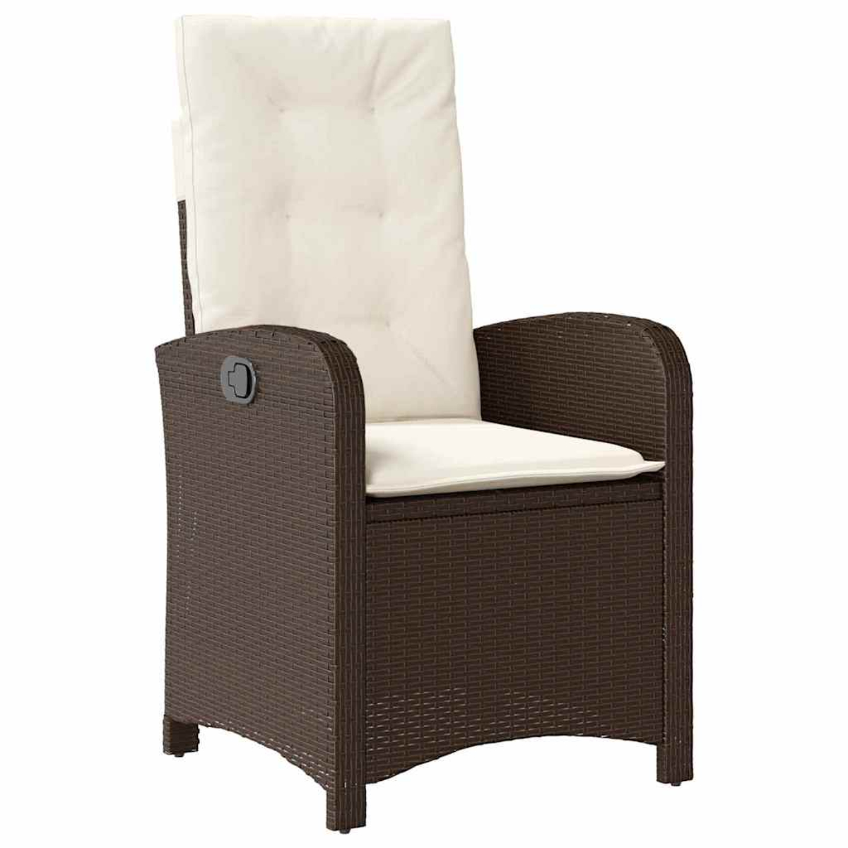 Una silla de mimbre marrón con un cojín blanco en el asiento y el respaldo. La silla tiene reposabrazos y respaldo alto.