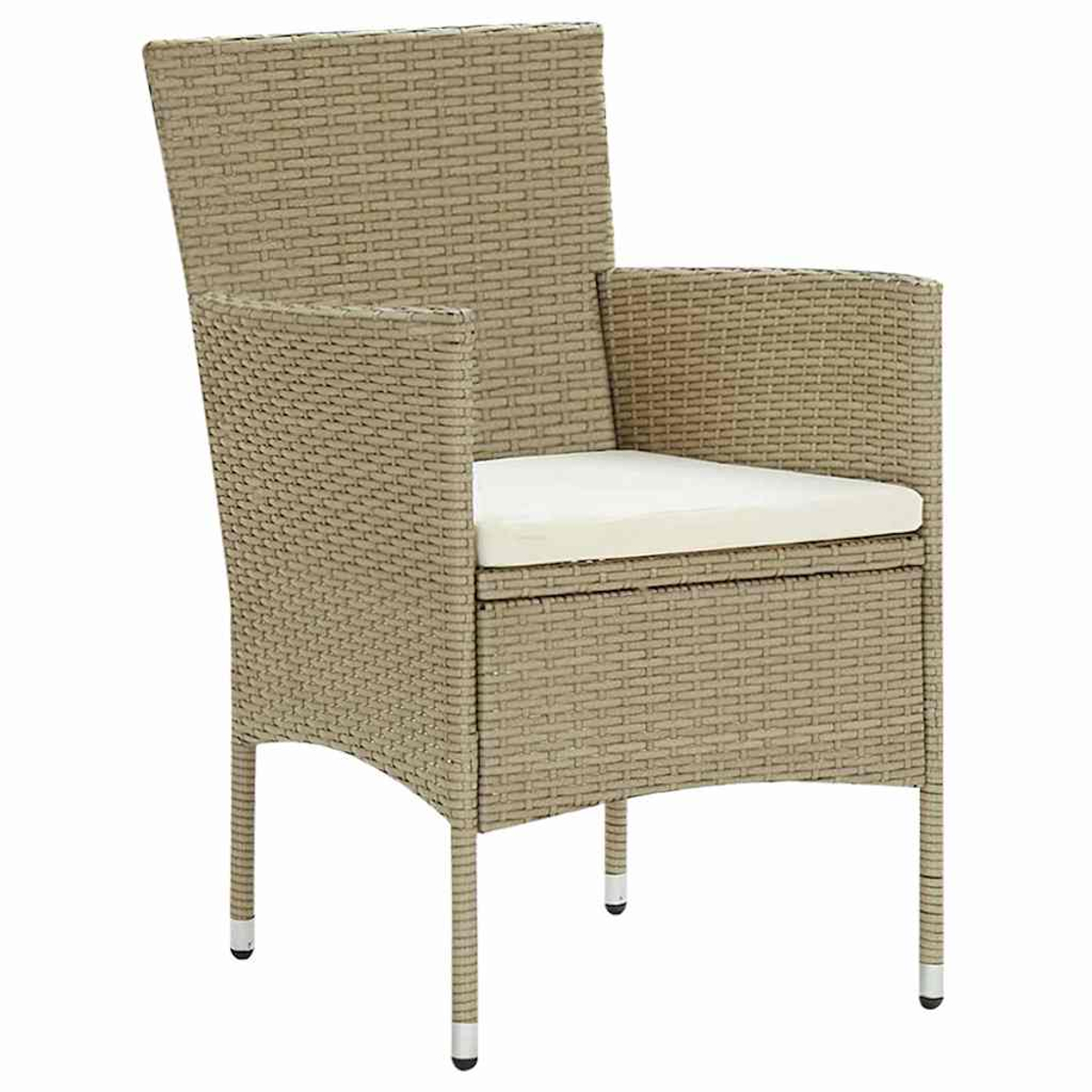 Una sedia in vimini beige con braccioli e cuscino bianco su sfondo bianco. Le gambe della sedia hanno tappi argentati.