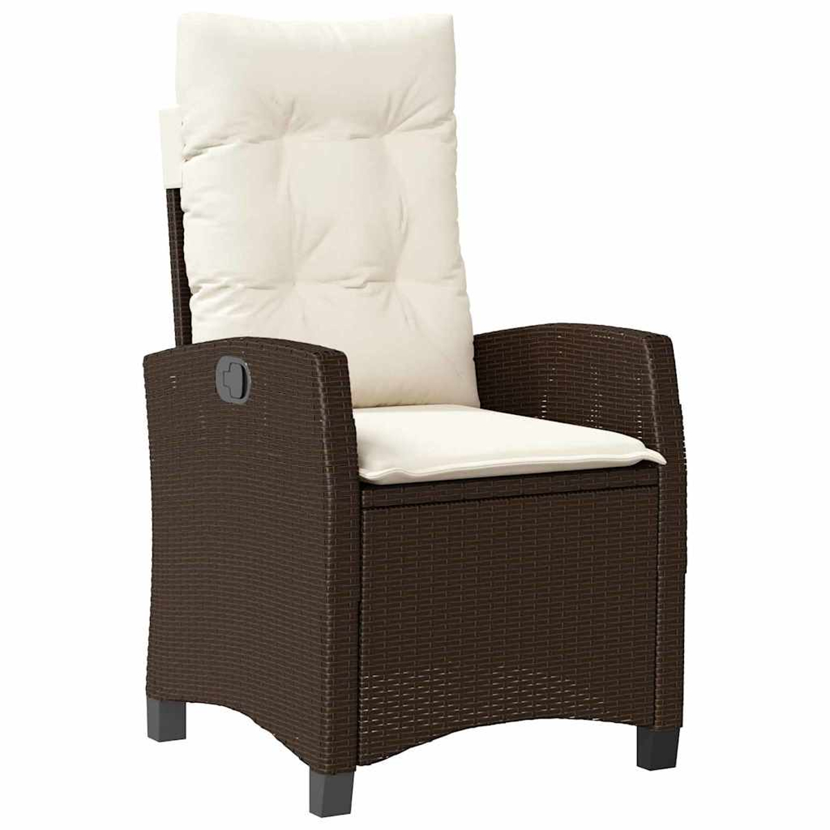 Una sedia in vimini marrone con schienale alto e cuscini color crema. È posta su uno sfondo bianco.