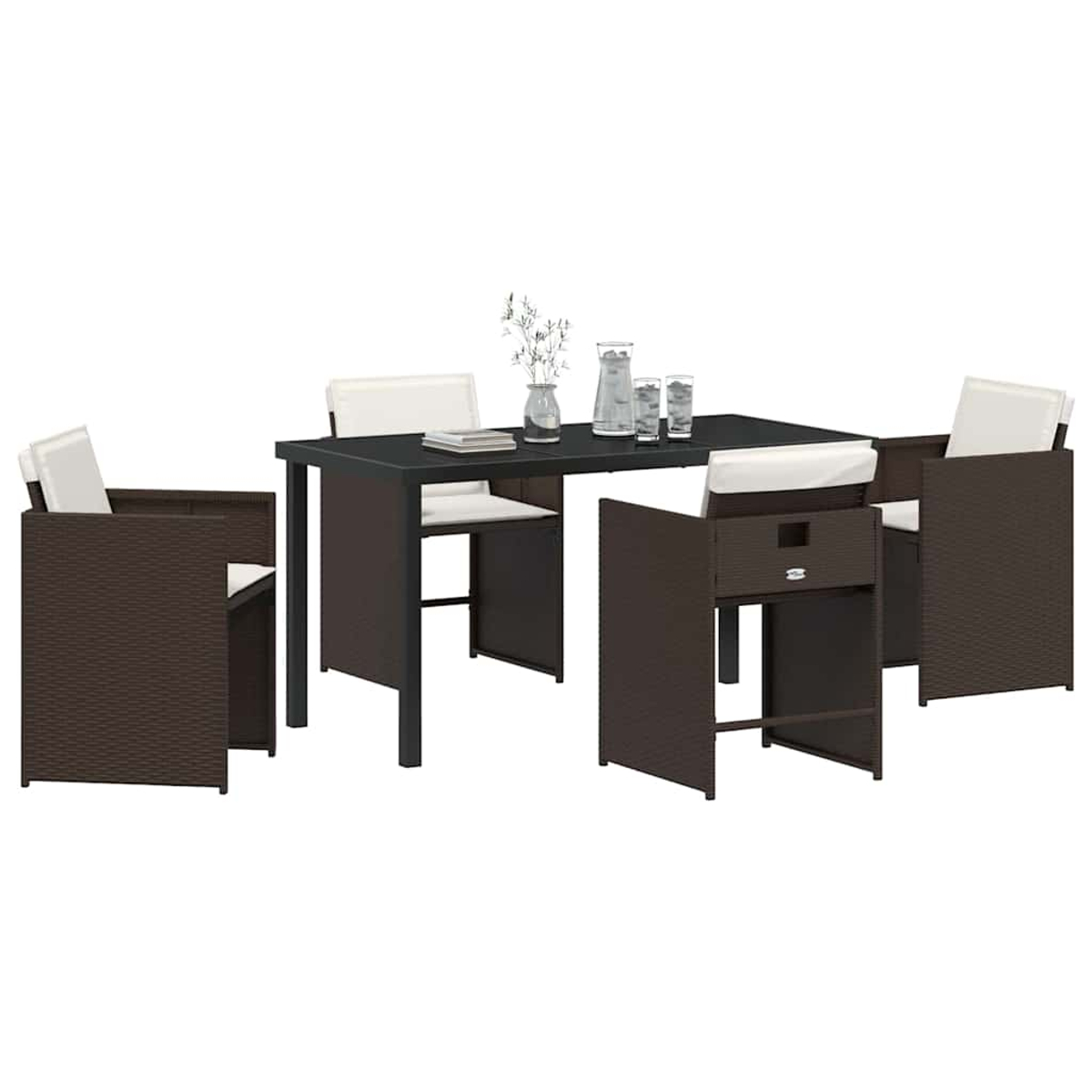Ein braunes Outdoor-Ess-Set aus Korbgeflecht mit einem rechteckigen Tisch, vier Stühlen mit weißen Kissen und ein paar Gläsern auf dem Tisch.