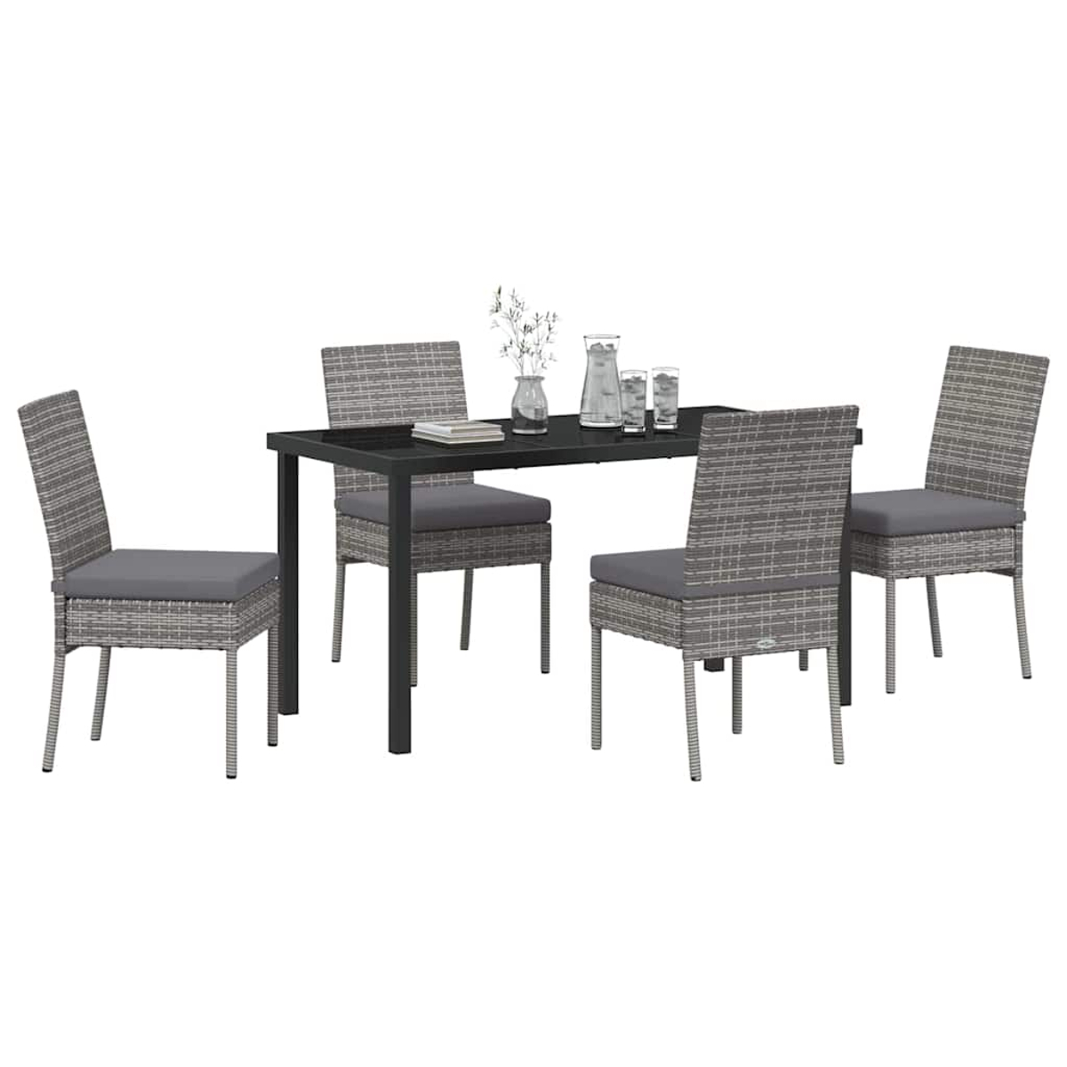 Ein graues Korbesstischset mit einem rechteckigen schwarzen Tisch und vier Stühlen. Tisch mit Gläsern und einer Vase.