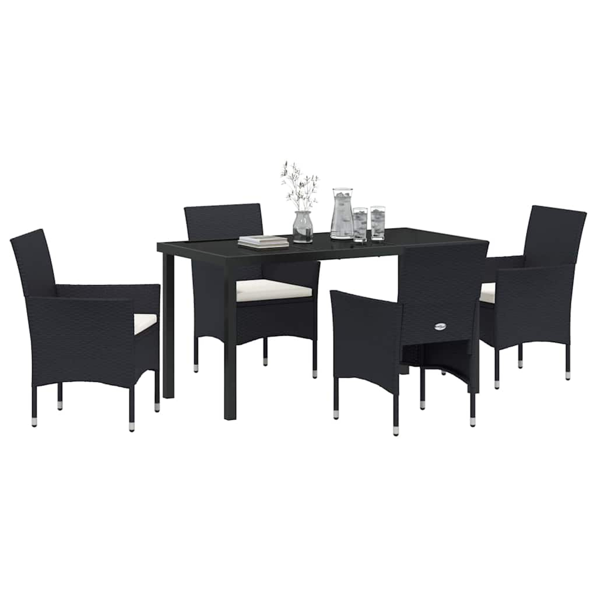 Un set da pranzo da patio nero con tavolo, quattro sedie con cuscini bianchi, vetreria e decorazioni su sfondo bianco.
