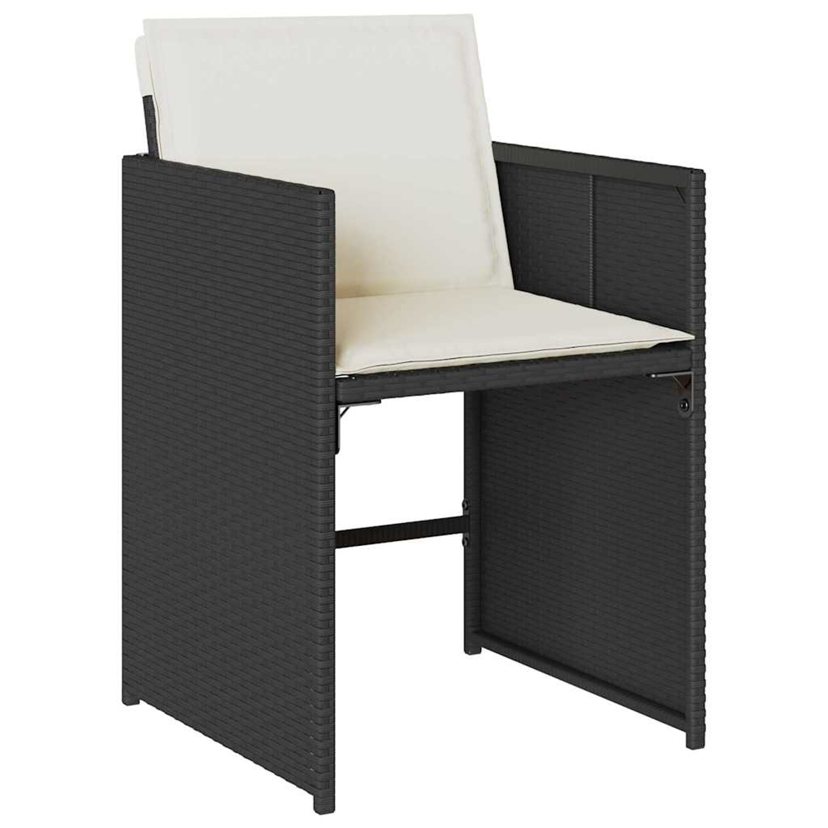 Sedia in vimini nera con cuscini color crema. La sedia ha braccioli e schienale quadrato. Sfondo bianco.