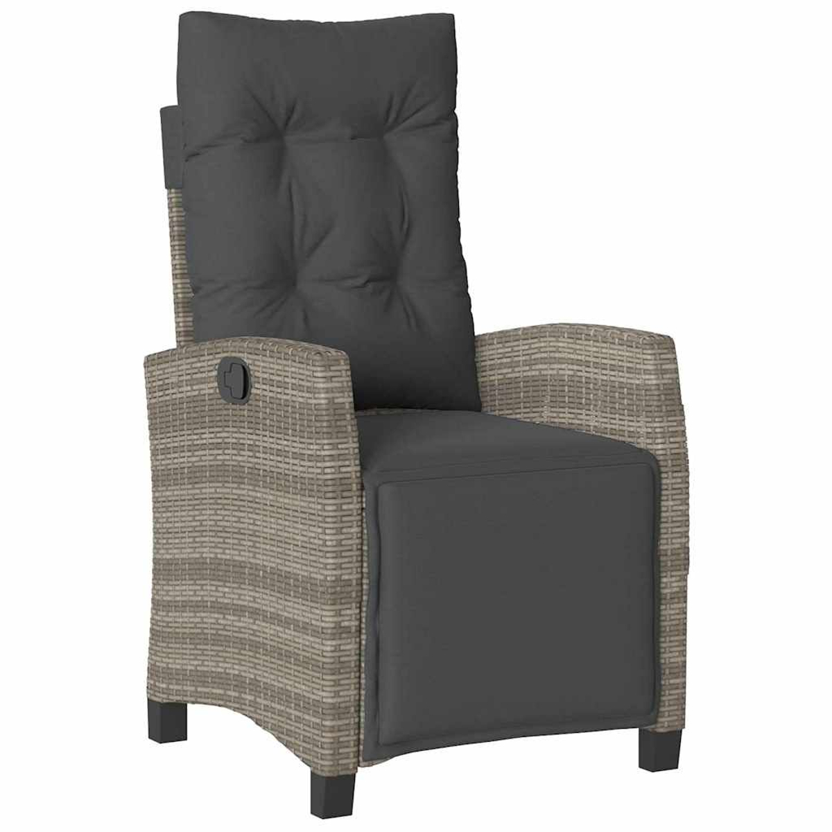 Ein Rattan-Relaxsessel mit dunkelgrauem Kissen und Kopfstütze. Der Stuhl hat Armlehnen und steht auf schwarzen Beinen.