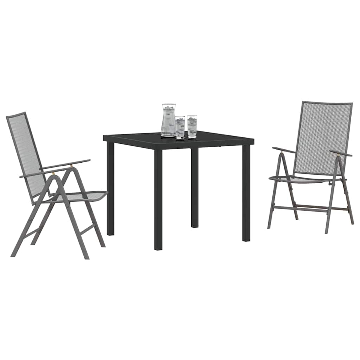 Ein schwarzer quadratischer Tisch mit zwei grauen Netzstühlen, eine Kanne und zwei Gläser oben, alles auf weißem Hintergrund.