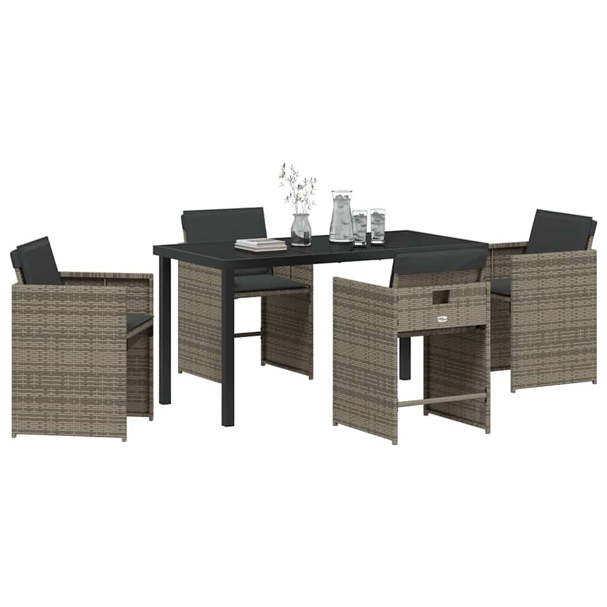 Essgruppe im Freien mit schwarzem Tisch, vier Stühlen und zwei Barhockern. Auf dem Tisch stehen Gläser und eine Vase. Stühle haben dunkelgraue Kissen.