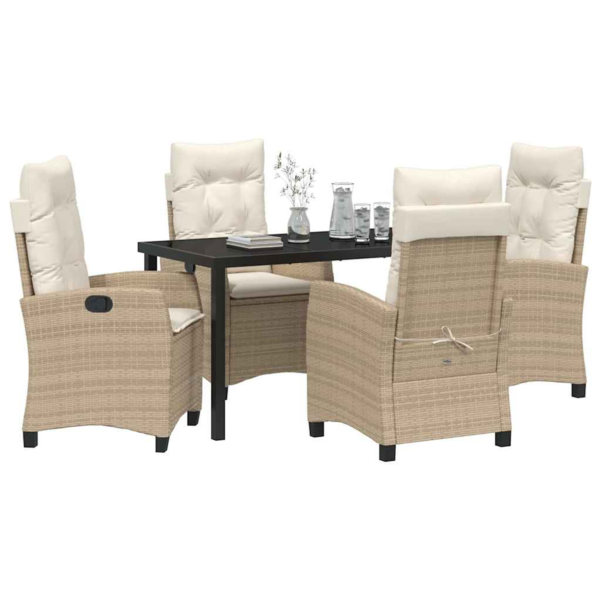 Set di mobili da esterno in vimini con tavolo, sedie, cuscini e accessori come bicchieri e vaso. I toni neutri dominano la scena.