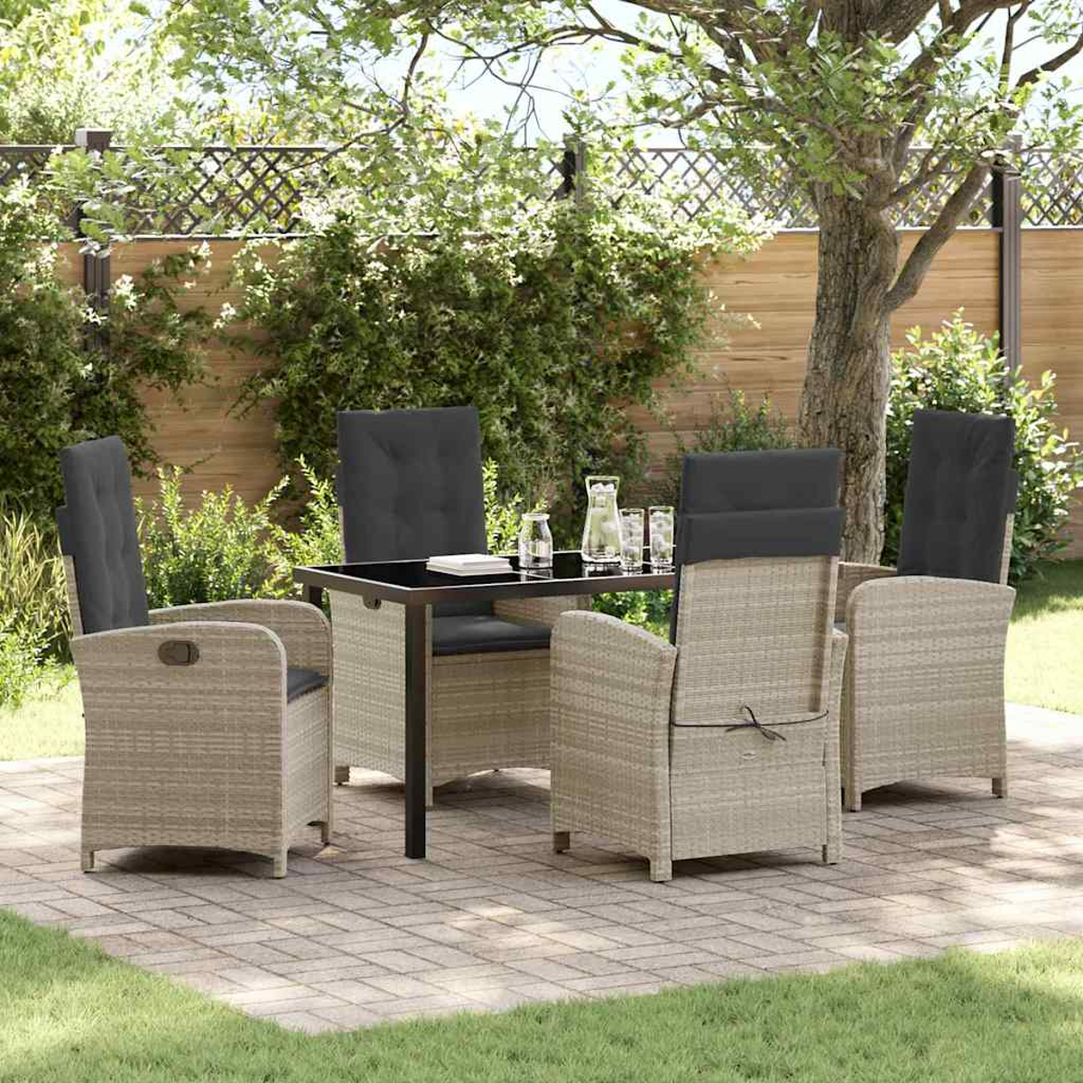 Garten-Essgruppe mit sechs beigefarbenen Korbstühlen mit schwarzen Kissen um einen Tisch aus schwarzem Glas auf einer Ziegelterrasse.