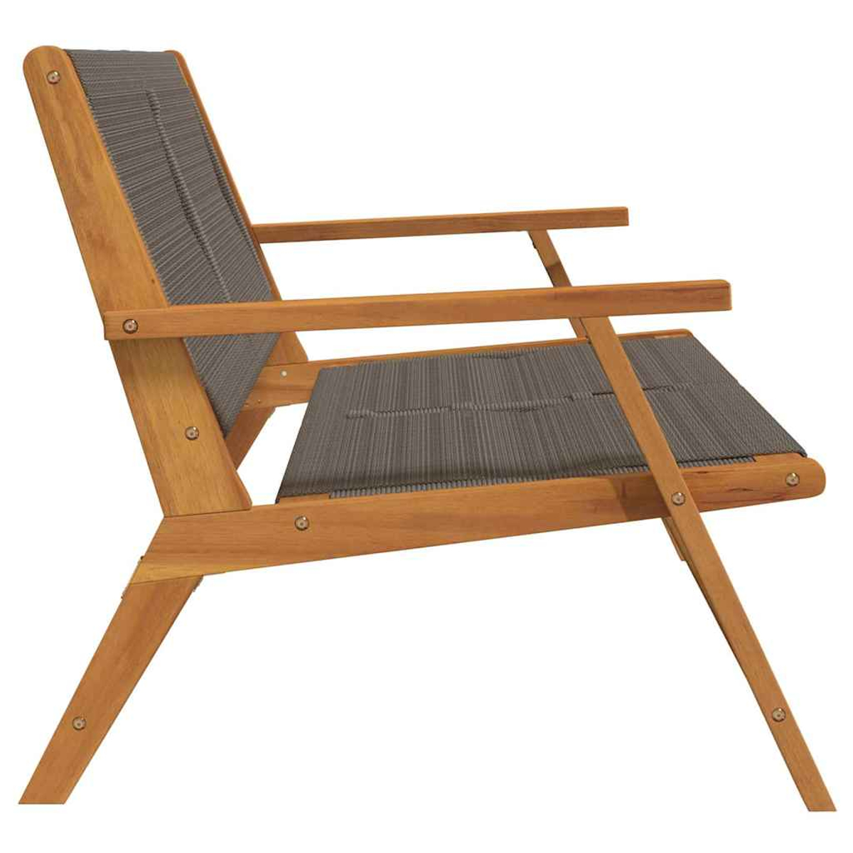 Silla de exterior de madera. Tiene estructura de madera y asiento de tela gris. La silla está sobre fondo blanco.