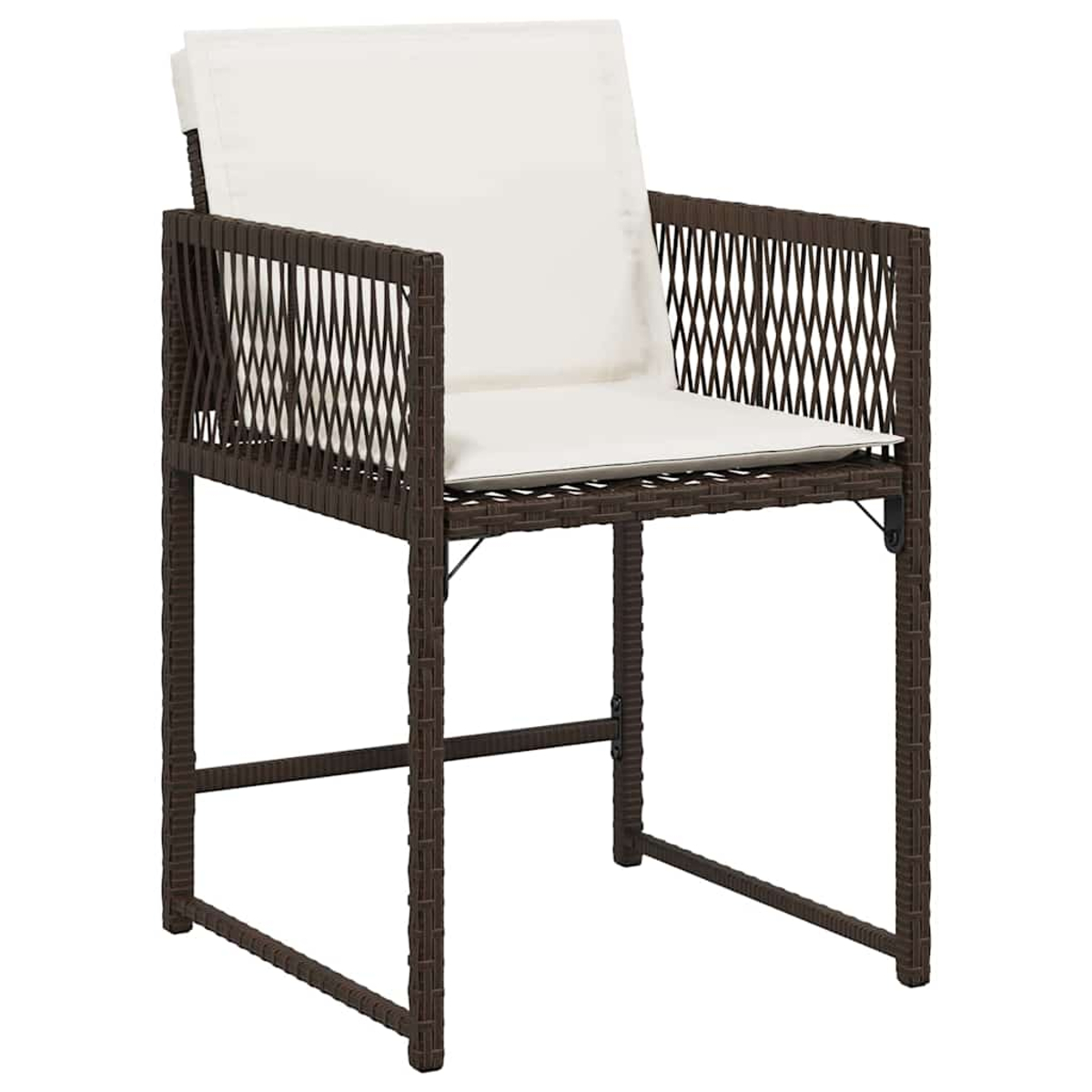 Una silla marrón tejida con cojines blancos. La silla tiene reposabrazos y respaldo alto. El fondo es blanco.