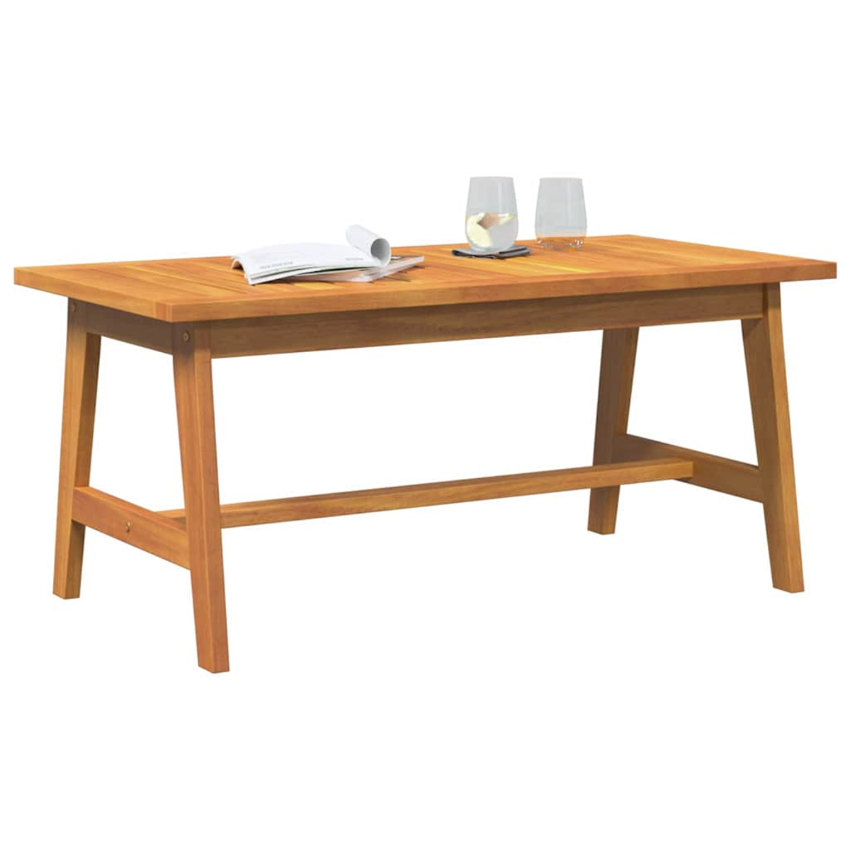 Ein Holztisch mit einer Zeitschrift, zwei Gläsern und einem Untersetzer. Der Tisch ist braun, der Hintergrund weiß.
