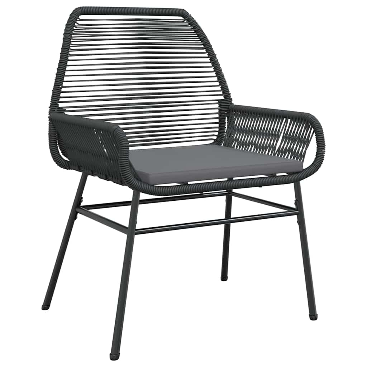 Ein moderner Stuhl für den Außenbereich mit schwarzem Metallrahmen und gewebten Rücken- und Armlehnen. Ein graues Kissen befindet sich auf dem Sitz.