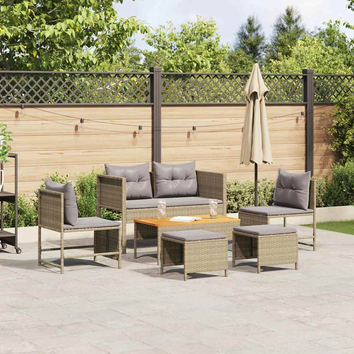 Ein Outdoor-Terrassenset mit Sofa, Stühlen, Couchtisch und Ottomanen. Ein geschlossener Schirm befindet sich hinter dem Set. Im Hintergrund ist ein Holzzaun.