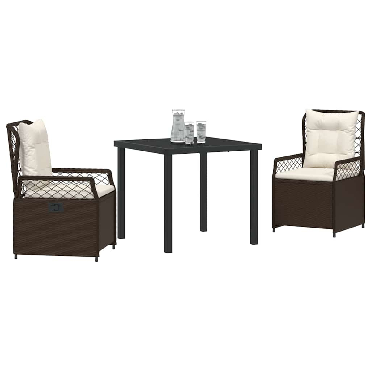 Outdoor-Terrassenset. Zwei braune Korbstühle mit cremefarbenen Kissen flankieren einen schwarzen quadratischen Tisch mit Krug und zwei Gläsern.