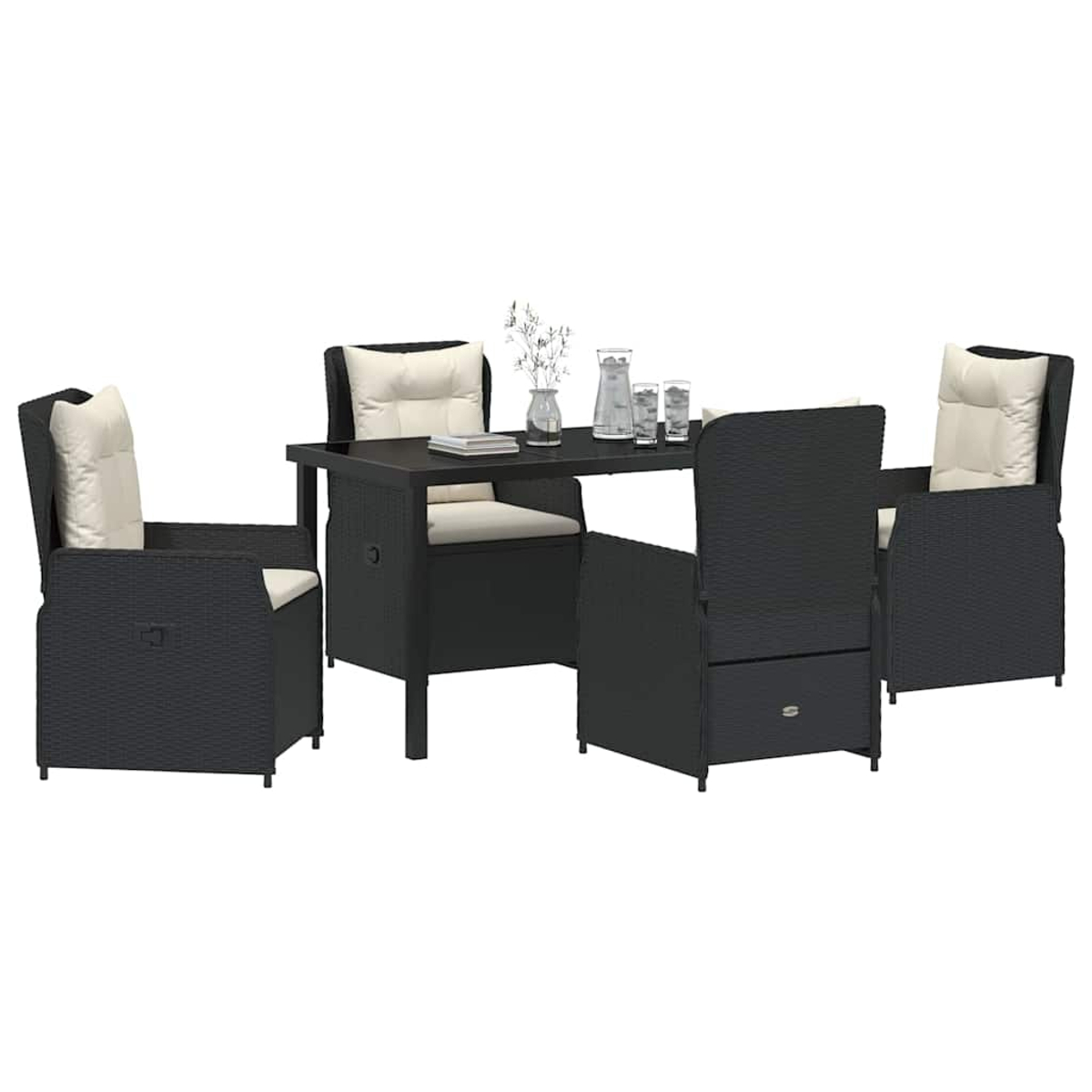 Ein schwarzes Rattan-Ess-Set für den Außenbereich. Es umfasst einen Tisch, vier Stühle mit cremefarbenen Kissen und Zubehör.