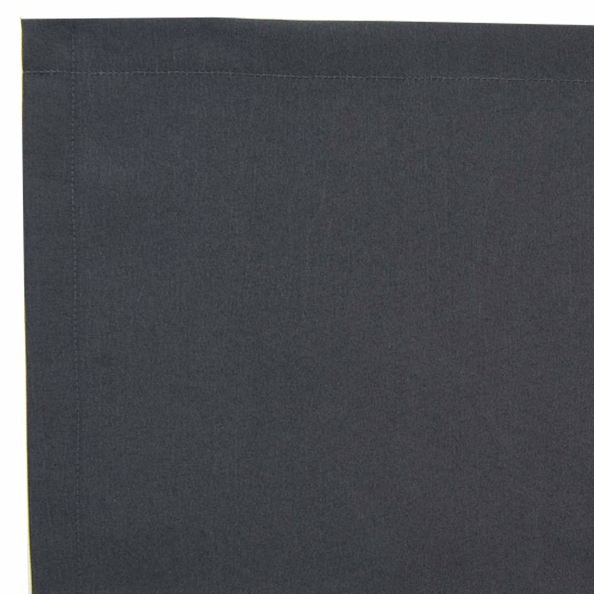 Nahaufnahme eines dunkelgrauen Stoffes. Sichtbar sind Nahtdetails und ein weißer Rand. Der Stoff hat eine glatte Textur.