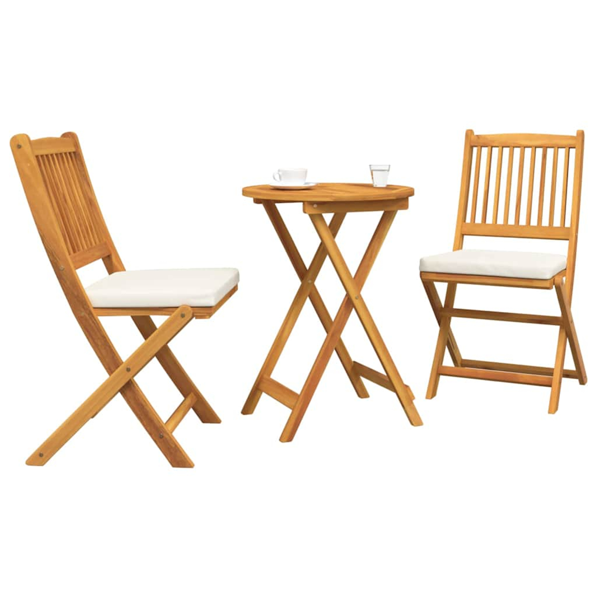 Holz-Bistrotisch-Set: zwei Stühle und ein kleiner Tisch. Eine Tasse und ein Glas stehen auf dem Tisch. Weiße Kissen auf den Stühlen.
