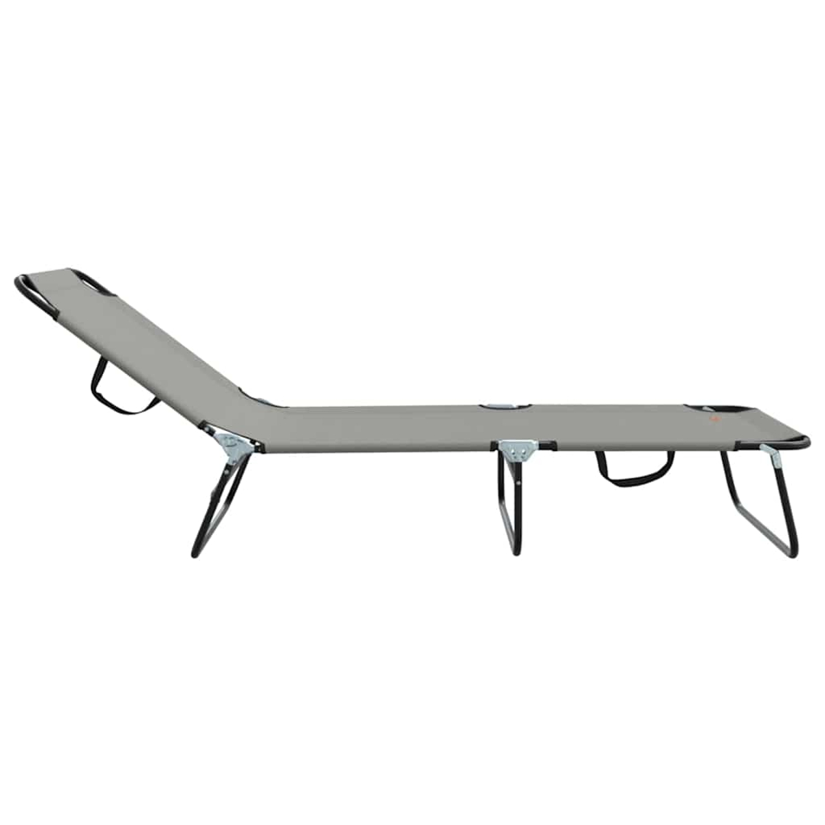 Ein grauer, zusammenklappbarer Strandstuhl mit schwarzen Beinen und Armlehnen steht auf weißem Hintergrund. Der Stuhl ist leicht zurückgelehnt.