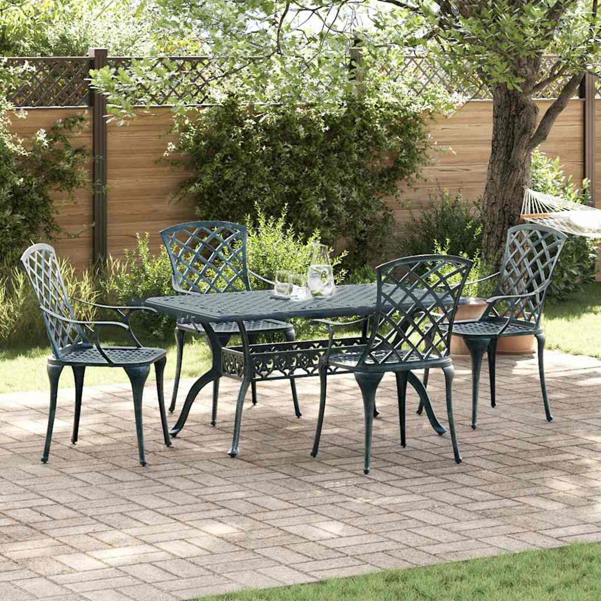 Ein Terrassenset mit vier Stühlen und einem Tisch. Die Stühle und der Tisch sind dunkelgrün. Im Hintergrund befinden sich ein Baum und ein Zaun.