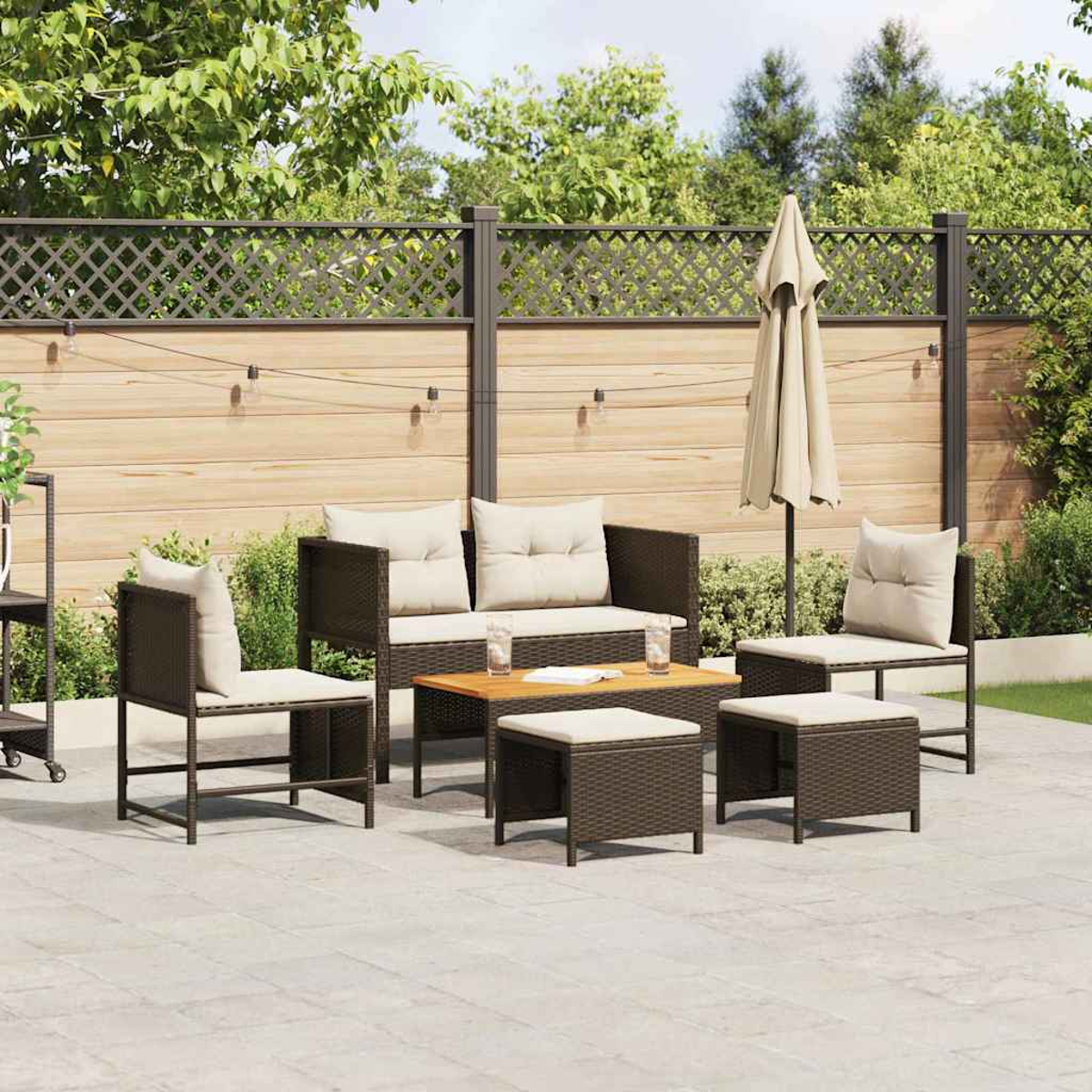 Gartenmöbel-Set: Sofa, Stühle, Tisch und Hocker mit beigen Kissen, unter einem geschlossenen Sonnenschirm. Holzzaun im Hintergrund.