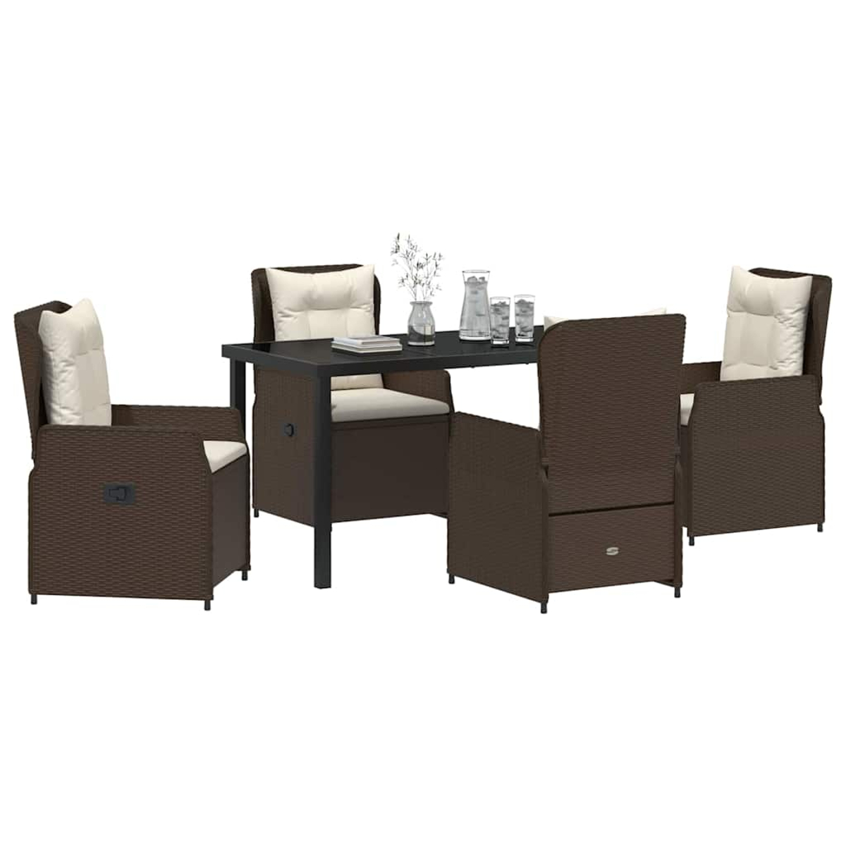 Ein braunes Outdoor-Esstisch-Set aus Korbgeflecht mit Tisch und vier Stühlen, weißen Kissen und einigen Gläsern auf dem Tisch.