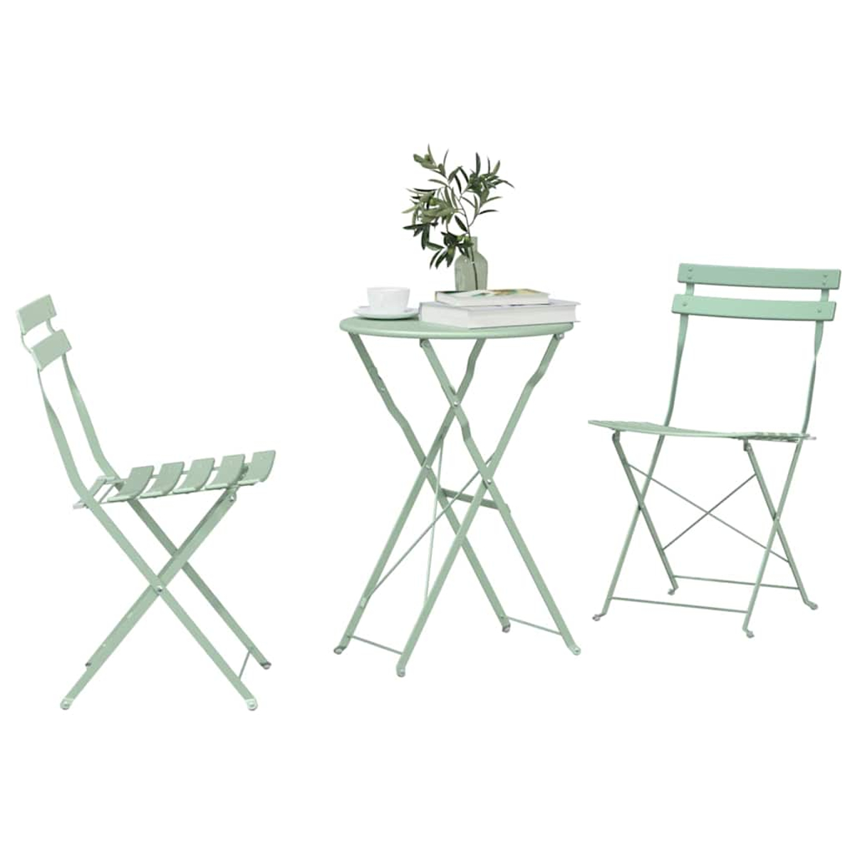 Ein hellgrünes Bistrotisch-Set: ein kleiner Tisch, zwei Stühle, eine Vase mit Grün, ein Buch und eine Tasse. Alles auf weißem Grund.