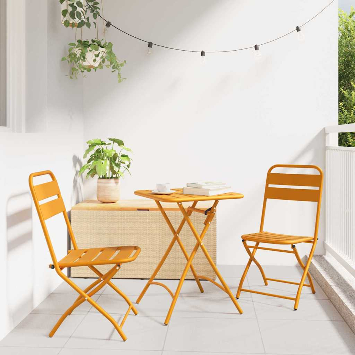 Un juego de patio al aire libre con dos sillas amarillas y una mesa. Una maceta con plantas se encuentra en un cofre de madera, y luces colgantes arriba.