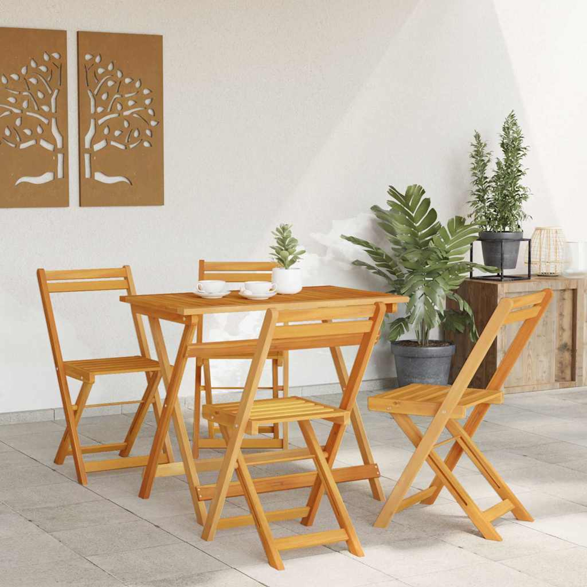 Holz-Garnitur für draußen. Zwei dekorative Wandpaneele mit Bäumen. Pflanzen in Töpfen und ein weißer Wandhintergrund.