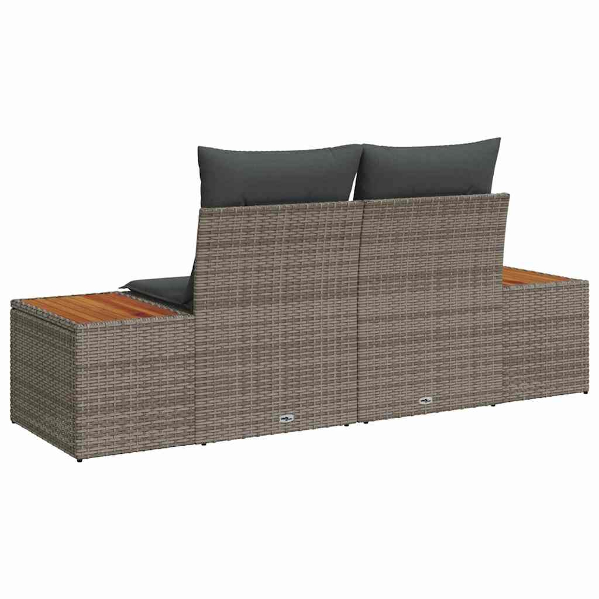 Gartensofa aus Korbgeflecht mit grauen Kissen und Holzplatte. Zwei graue Kissen liegen auf der Rückenlehne. Das Sofa ist hellbraun.