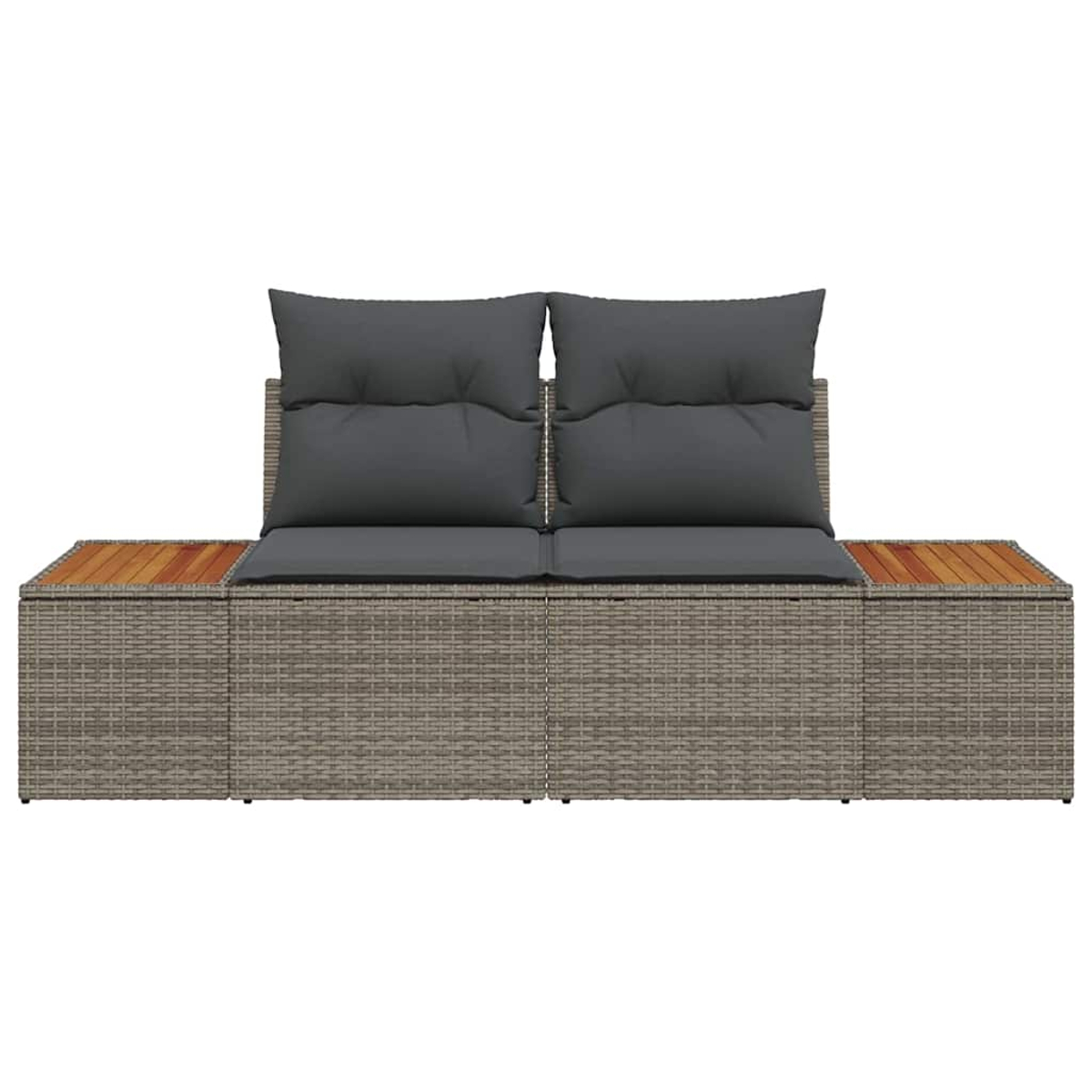 Ein graues Outdoor-Sofa aus Korbgeflecht mit zwei Sitzkissen, zwei Rückenkissen und zwei hölzernen Beistelltischen.