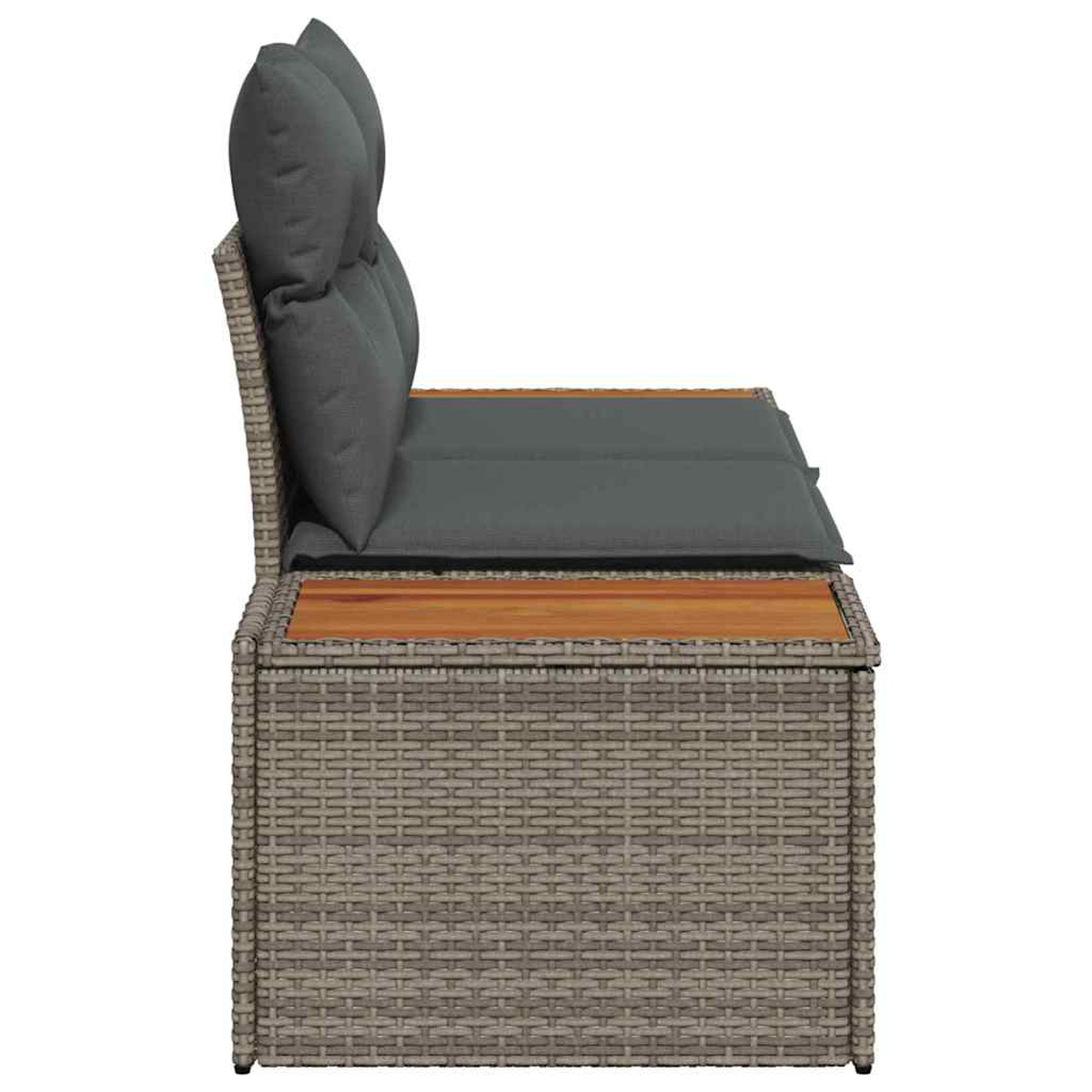 Seitenansicht eines grauen Rattansofas mit grauen Kissen. Es hat eine Holzplatte und befindet sich vor weißem Hintergrund.