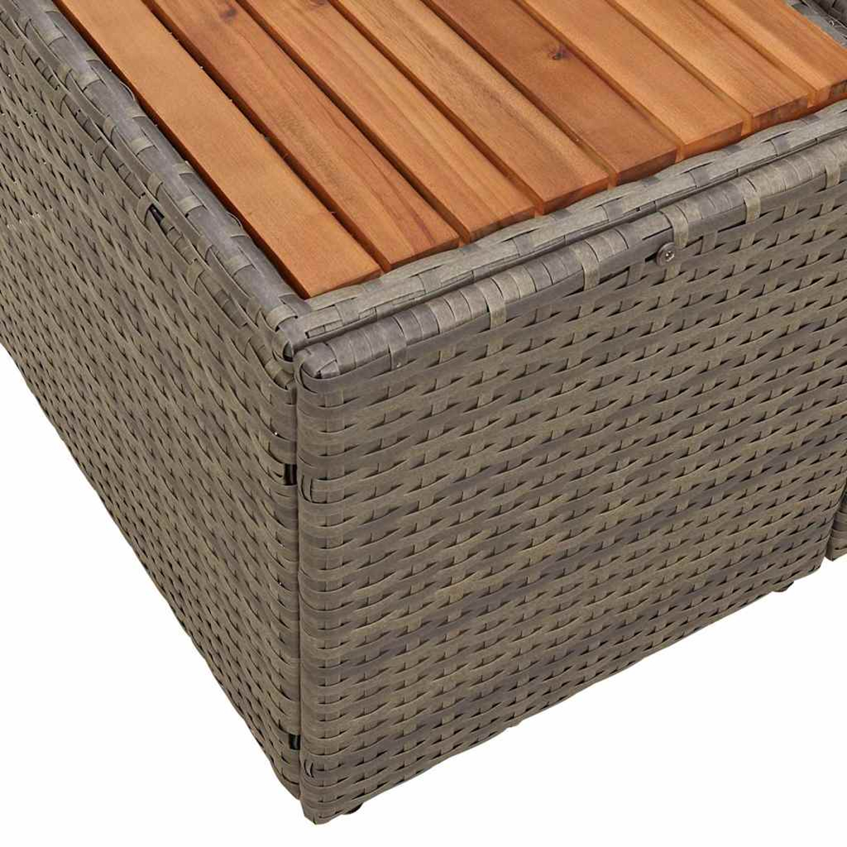 Nahaufnahme eines grauen Outdoor-Wickeltisches mit Holzplatte. Die Oberseite besteht aus parallelen Holzbrettern.