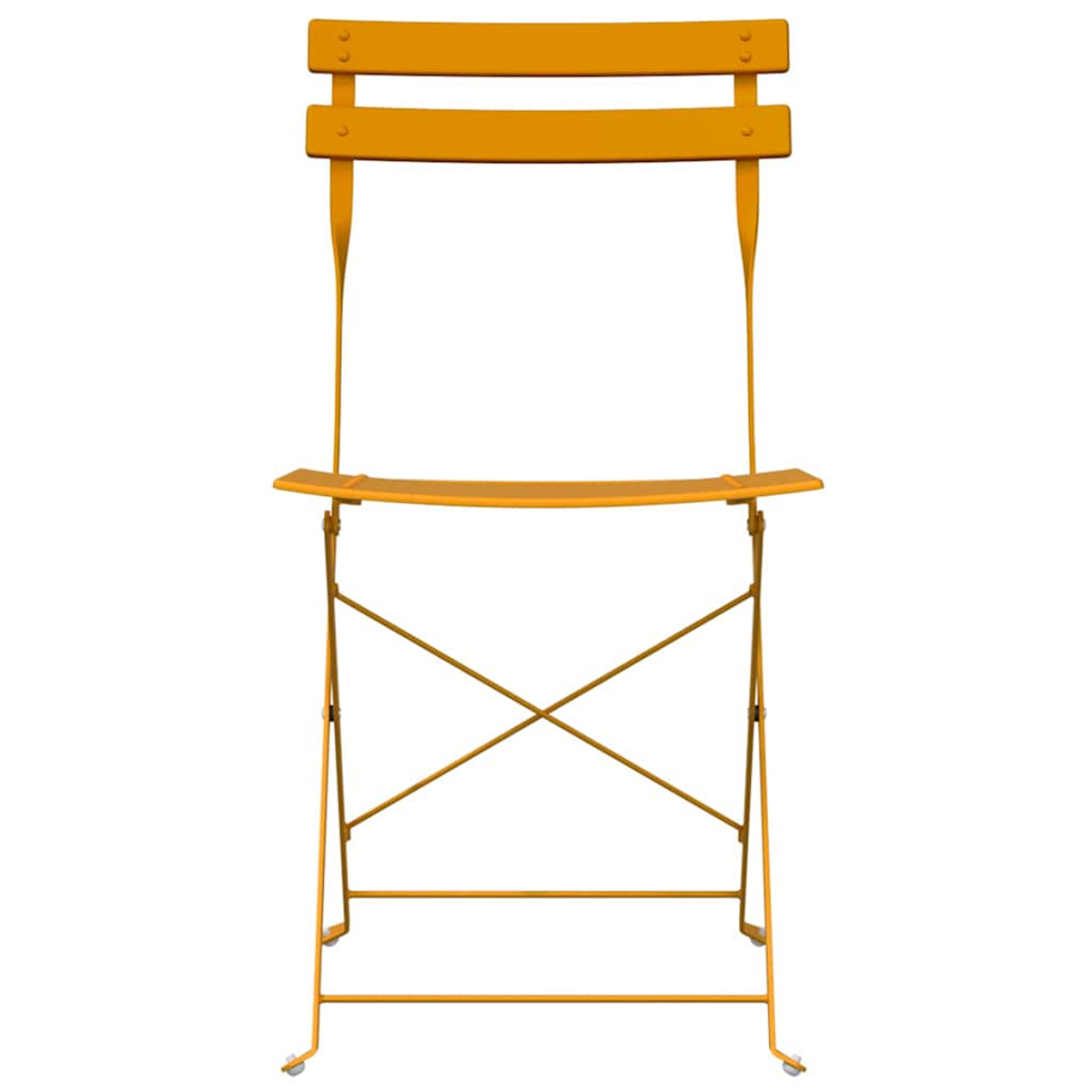 Ein orangefarbener Metallklappstuhl steht vor weißem Hintergrund. Er hat einen gebogenen Sitz und zwei horizontale Rückenstreben.