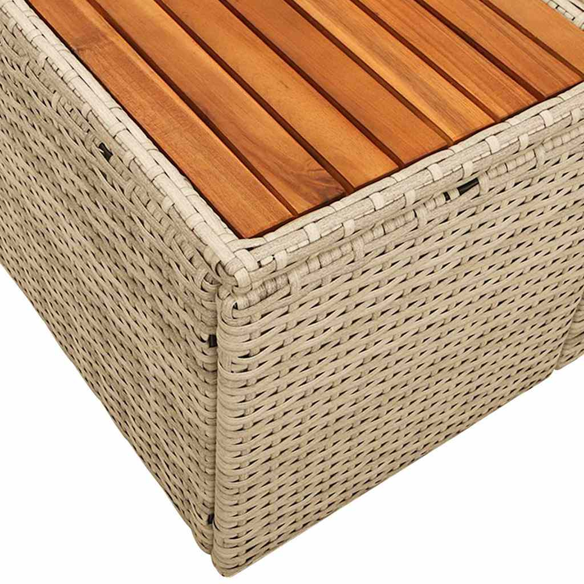 Nahaufnahme eines beigefarbenen Korbtisches mit Holzplatte. Die Flechtung des Korbes ist sichtbar, das Holz hat eine natürliche Maserung.