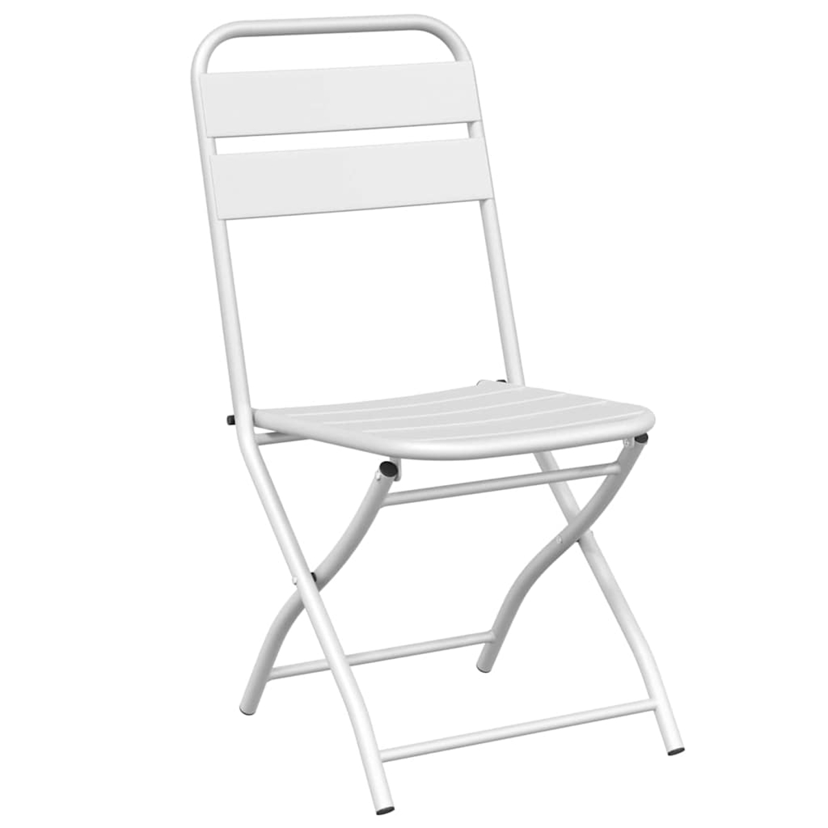 Ein weißer Klappstuhl ist auf weißem Hintergrund isoliert. Der Stuhl hat eine Sitzfläche und Rückenlehne mit Lamellen und eine gebogene Oberseite.