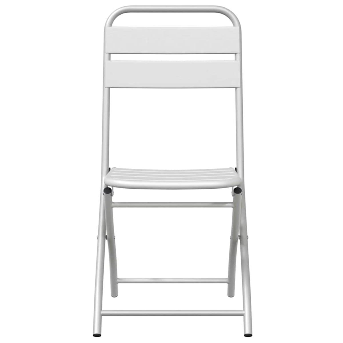 Ein weißer Klappstuhl. Er hat eine gebogene Oberseite, zwei horizontale Rückenlehnen, einen Lattenrost und vier Beine, die durch horizontale Stangen verbunden sind.